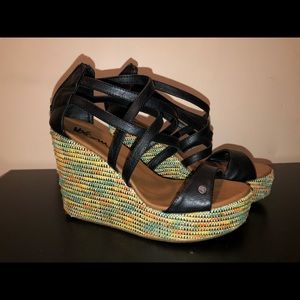 🌵 Volcom black wedges size 8